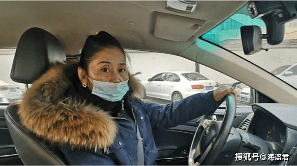 中国男子一上车就睡觉，下车时多付10万，对女司机表示：这钱送你了（视频/组图） - 1