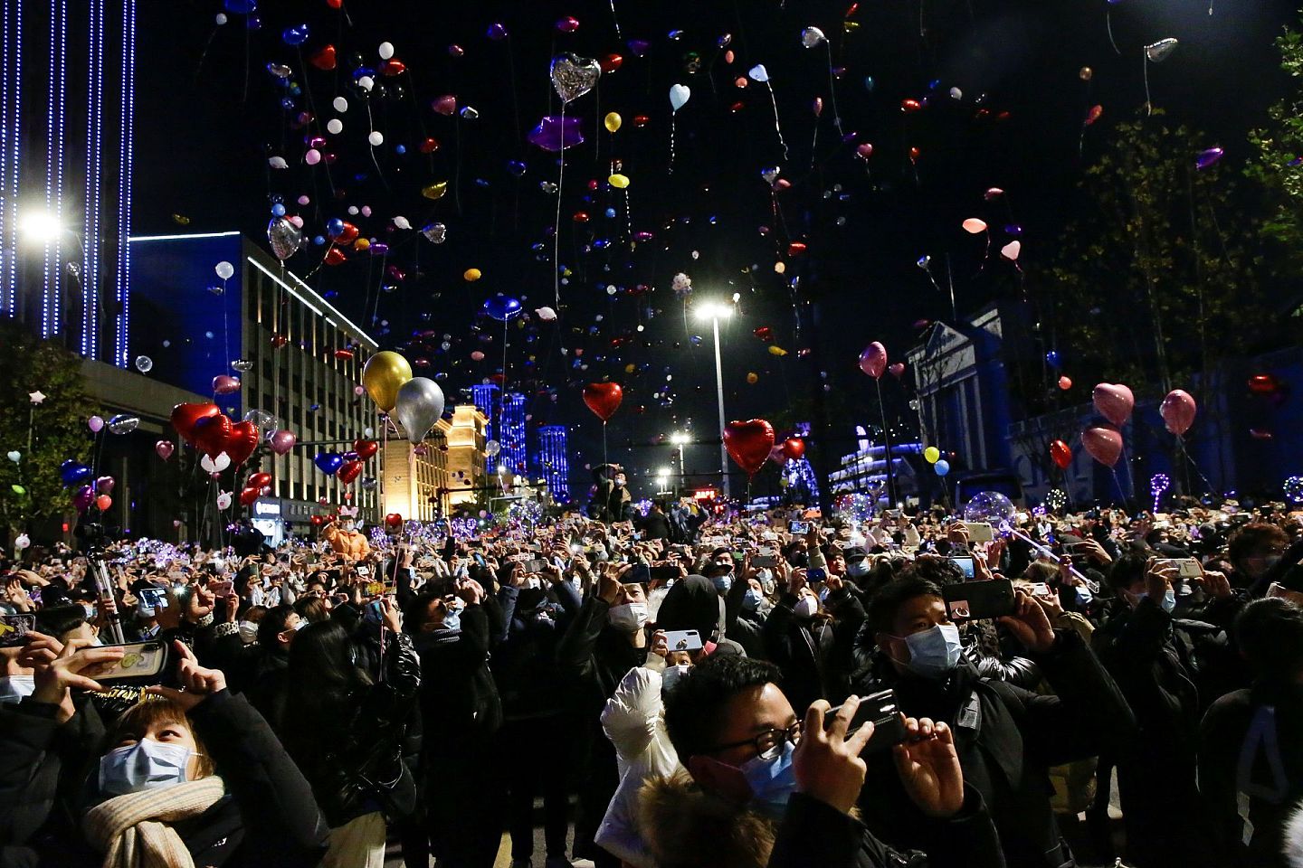 2020年12月31日，在曾经的疫情爆发中心，中国武汉民众聚集在一起，迎接新年的到来。人们纷纷放飞气球庆祝新年的到来。（Reuters）