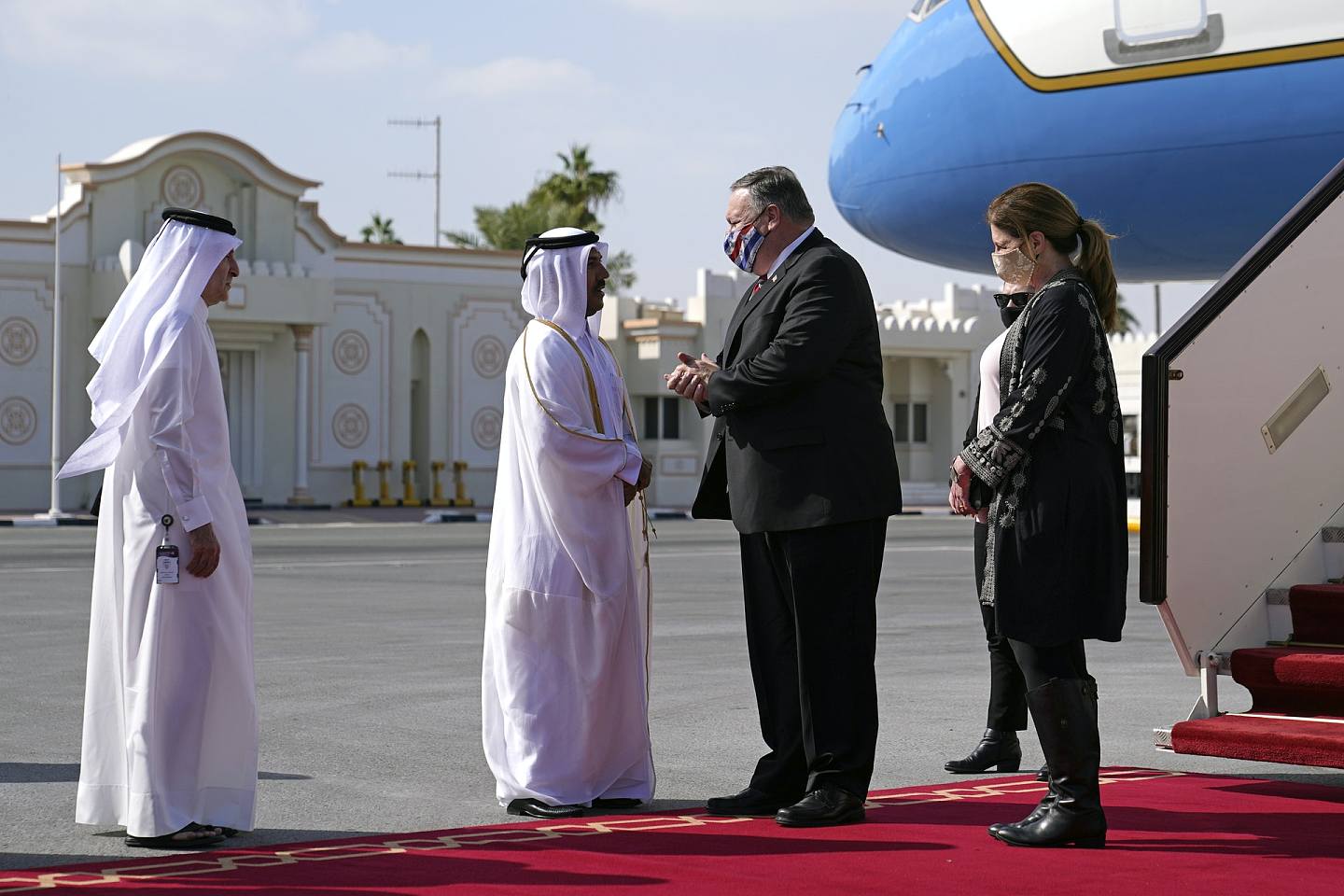 2020年11月21日，美國國務卿蓬佩奧抵達卡塔爾，開始訪問活動。（AP）