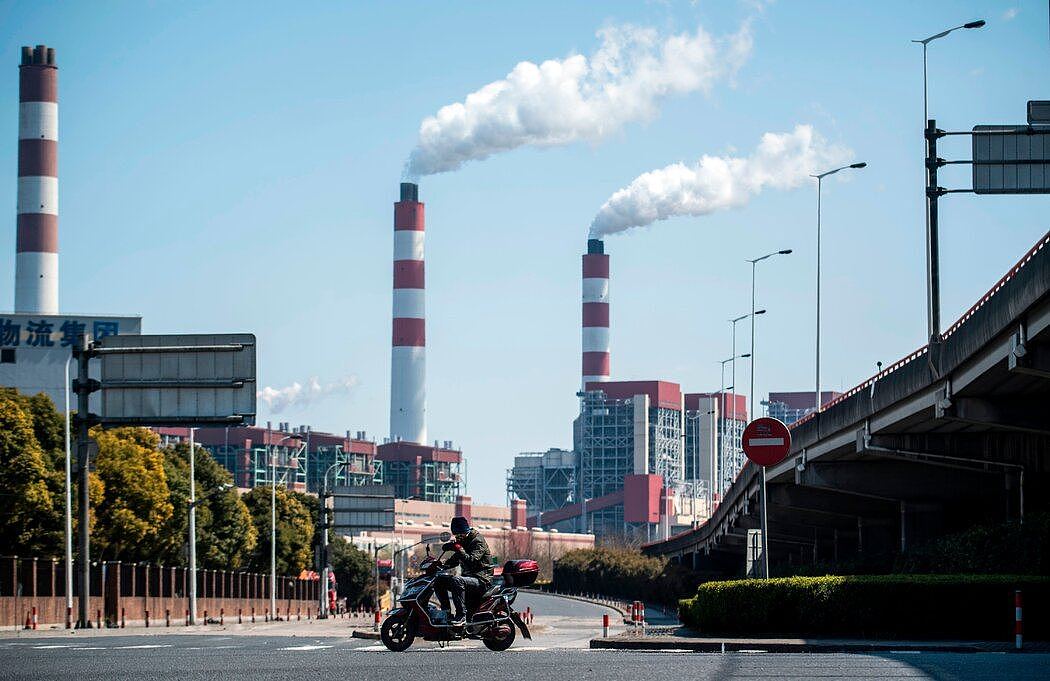 上海的一家燃煤发电厂。习近平对加快中国减少碳排放的承诺缺乏细节，但已在国际上获得赞誉。