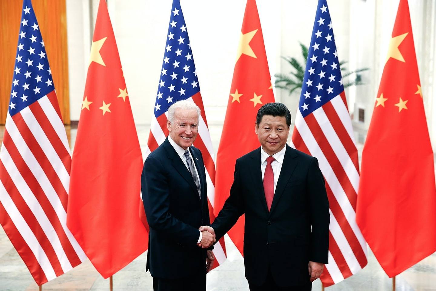 圖為2013年12月4日，時任美國副總統拜登到訪中國，在人民大會堂與國家主席習近平握手。（Getty）