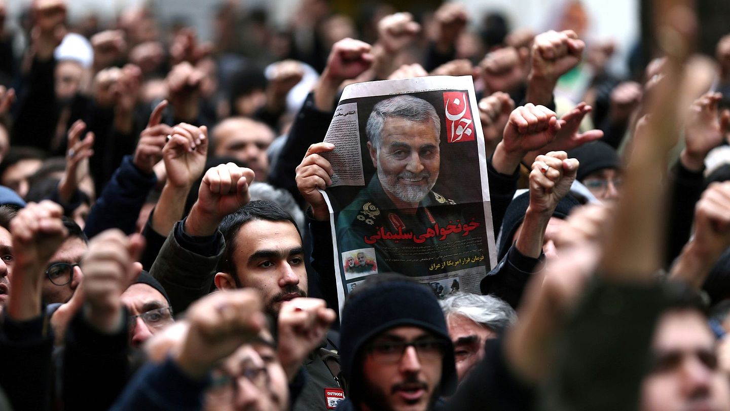 图为2020年1月4日，伊朗德黑兰（Tehran）民众上街哀悼革命卫队“圣城旅”指挥官苏莱曼尼，并抗议美国的行为。（Reuters）
