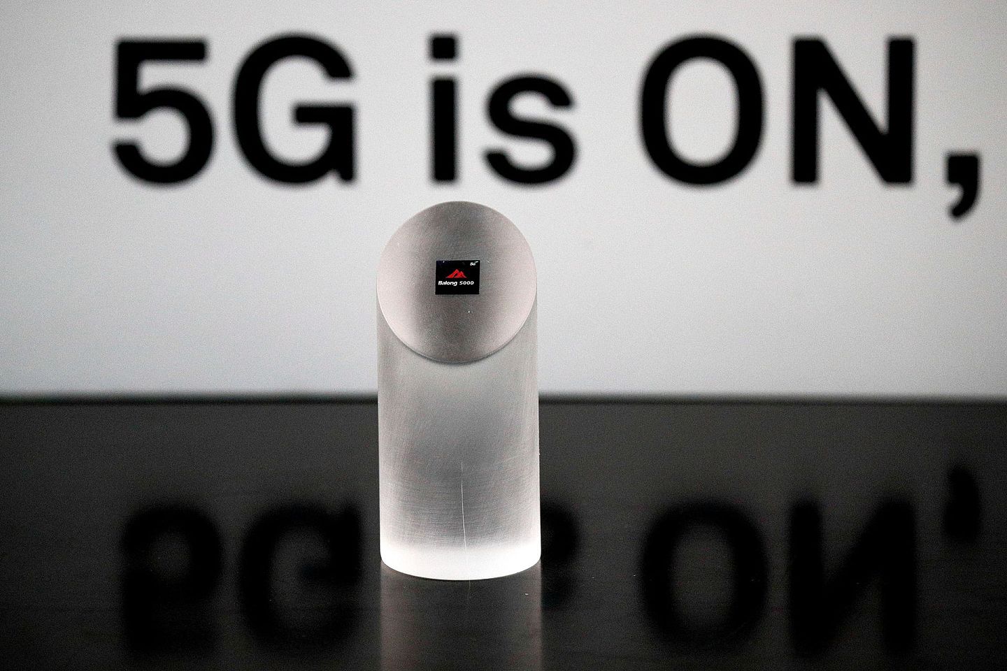 2019年1月24日，华为举办5G发布会，对外展示5G芯片。（AP）