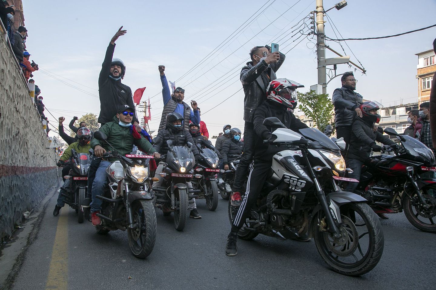 在普拉昌达的支持者计划在月中举行大规模示威之际，奥利派系的示威者竟先声夺人，在1月3日举行摩托拉力示威。（美联社）