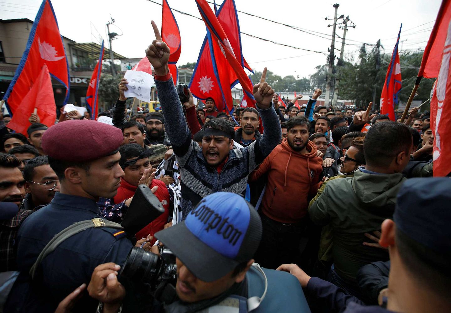 近年来，尼泊尔国内民族主义情绪高涨，青年学生经常高举爱国旗帜抗议印度横暴，新德里方面经常抱怨此举系尼泊尔左翼政府受中国影响所致，事实上，尼泊尔国内的“印度教爱国主义”、“保王党”等势力更热衷于对抗印度。（路透社）