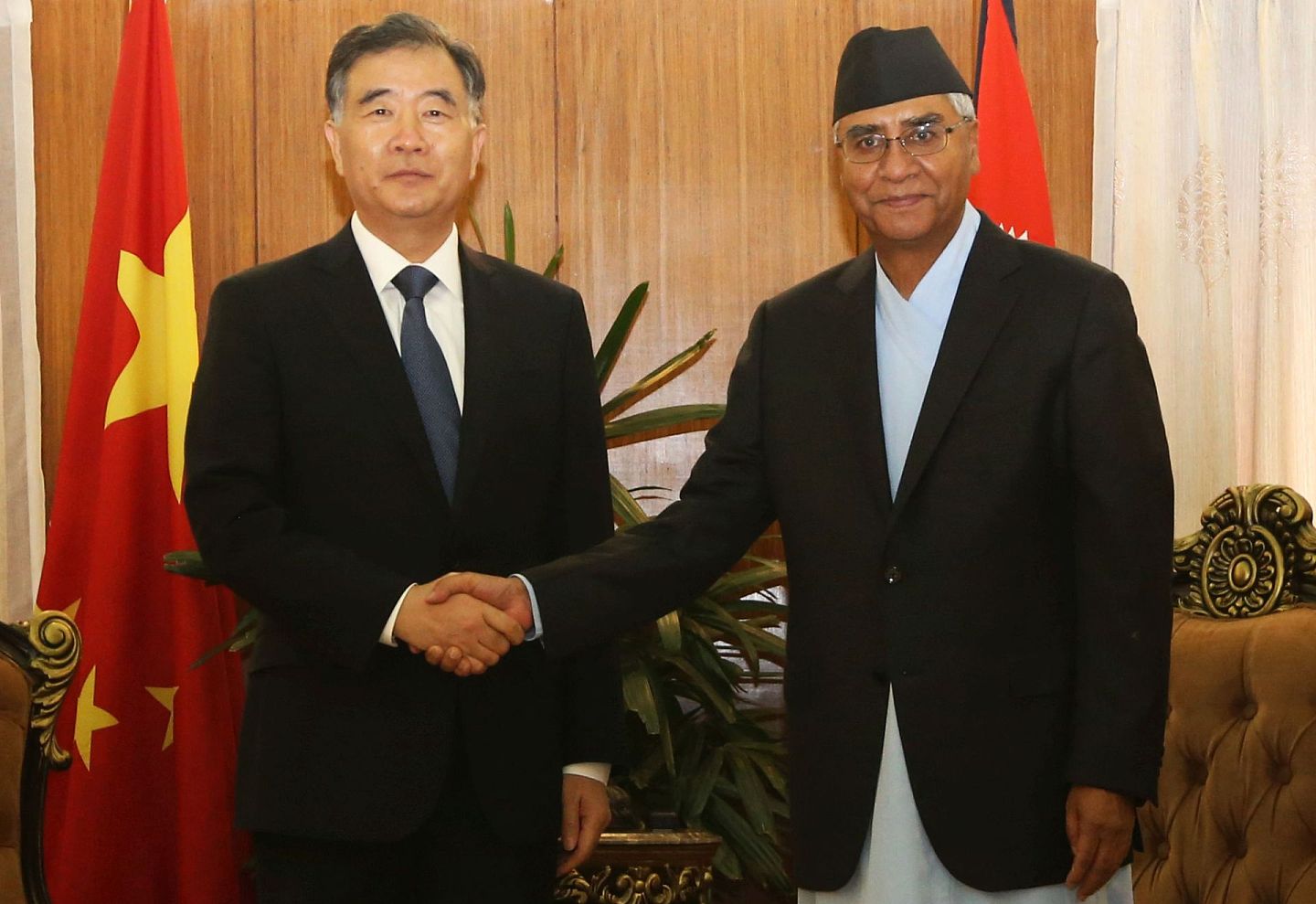 随着尼泊尔政坛风波的变幻，中国政要熟悉的尼泊尔总理德乌帕（右）又有了登上舞台的机会，图为2017年时德乌帕会见时任中国副总理汪洋时的情景，当时德乌帕刚刚接替普拉昌达担任总理一职，他在任上取消了中国企业在尼泊尔的施工资格。（新华社）