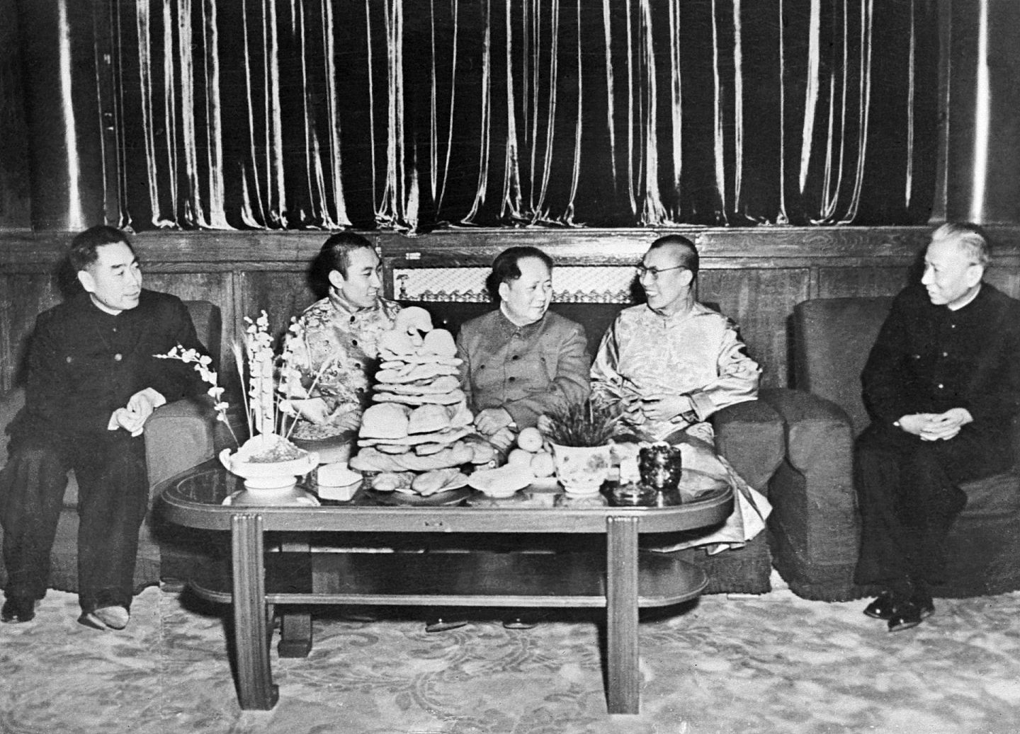 当年中共保留了西藏的宗教传统，图为1956年元旦，毛泽东会见西藏精神领袖，左起周恩来、班禅额尔德尼、毛泽东、达赖喇嘛、刘少奇。（AFP）