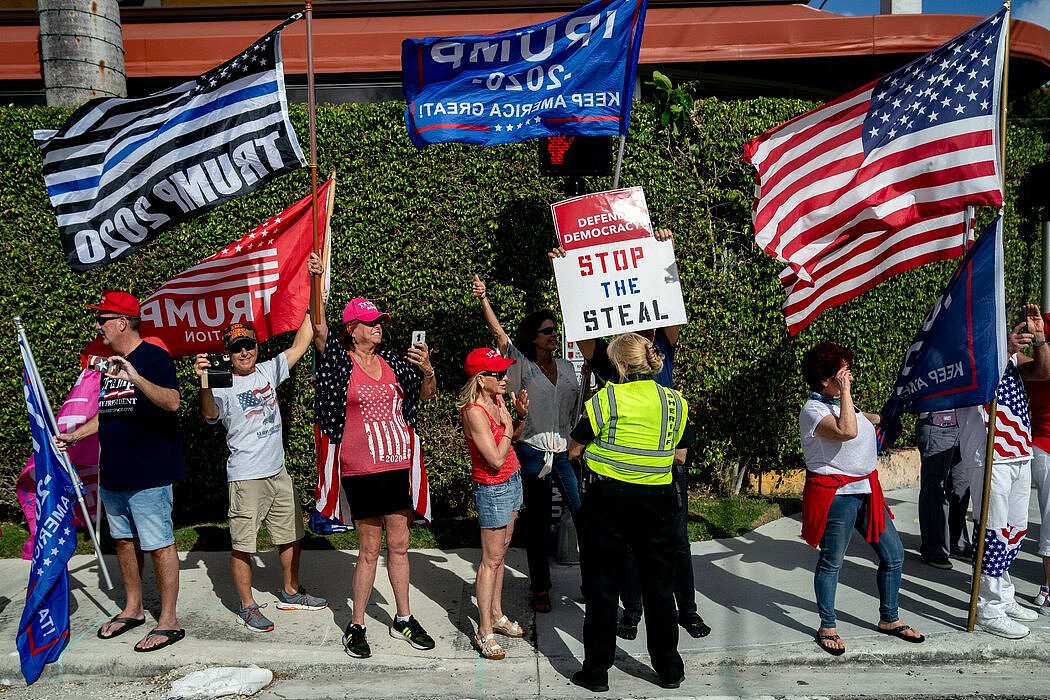 上周，总统车队经过佛罗里达州的西棕榈滩时，街道两旁的特朗普支持者。