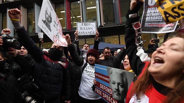 阿桑奇的支持者周一聚集在伦敦中央刑事法庭外。