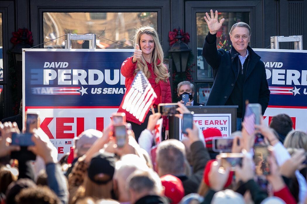 上个月，两位在任共和党参议员凯利·洛弗勒和戴维·珀杜在佐治亚州米尔顿时开展竞选活动。