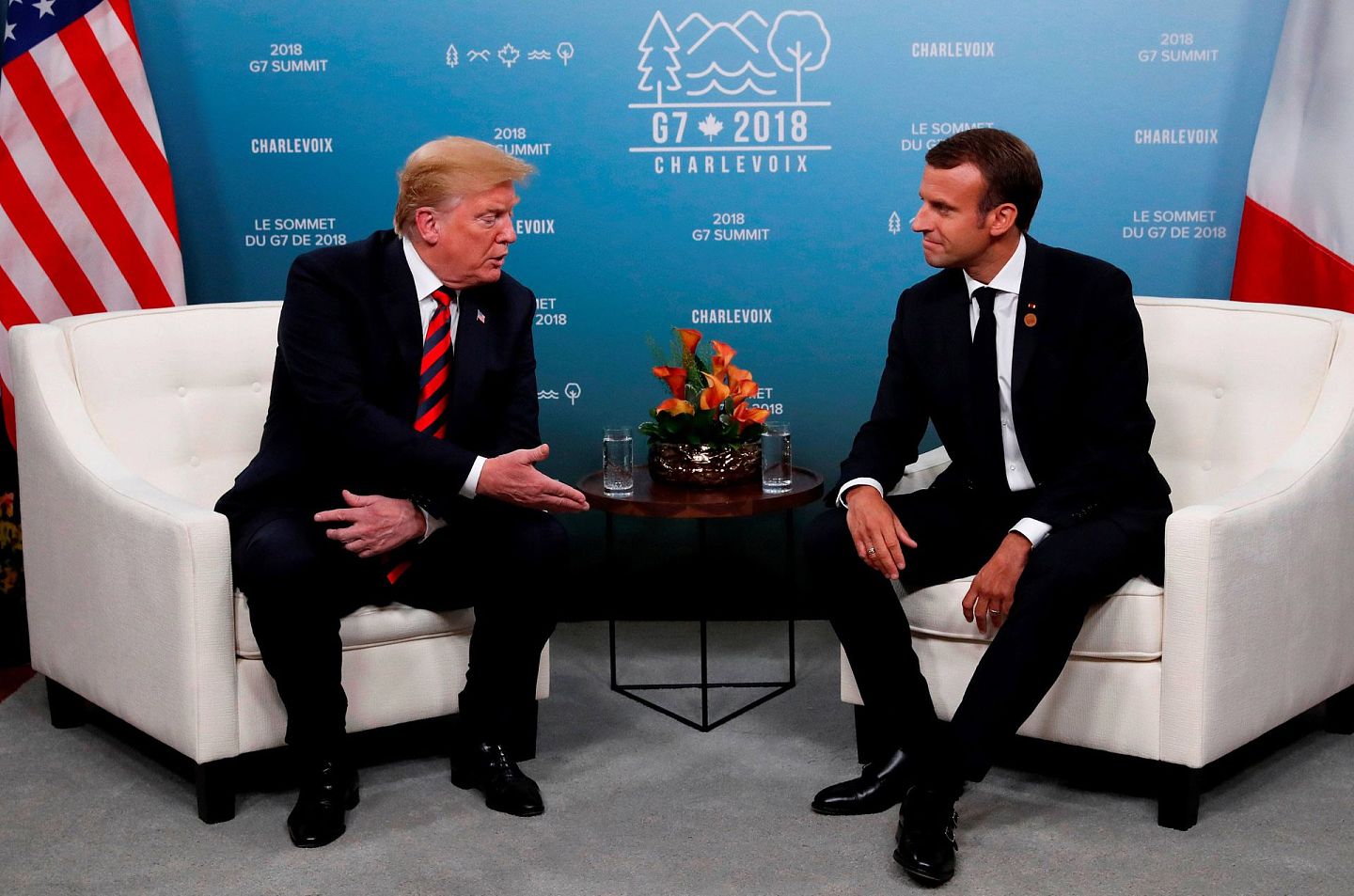 作为美国的亲密盟友，法国政府却加大对美资收购的警惕性。图为2018年6月8日，美国总统特朗普（Donald Trump，左）在加拿大与法国总统马克龙（Emmanuel Macron）举行双边会谈。（Reuters）