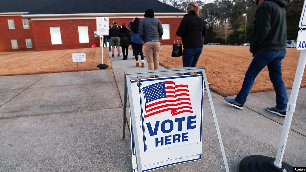 资料照：佐治亚州选民2021年1月5日在一处投票站外排队等待投票。