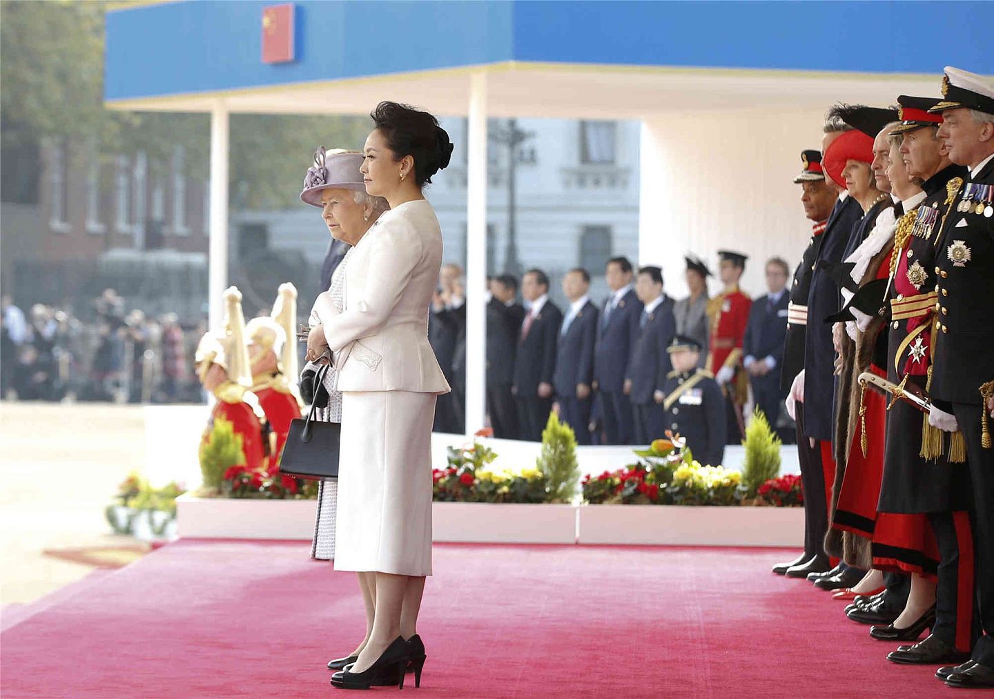2015年10月20日，习近平访问英国期间，英国女王伊丽莎白二世（Queen Elizabeth II）和习近平夫人彭丽媛在欢迎仪式上。（Reuters）