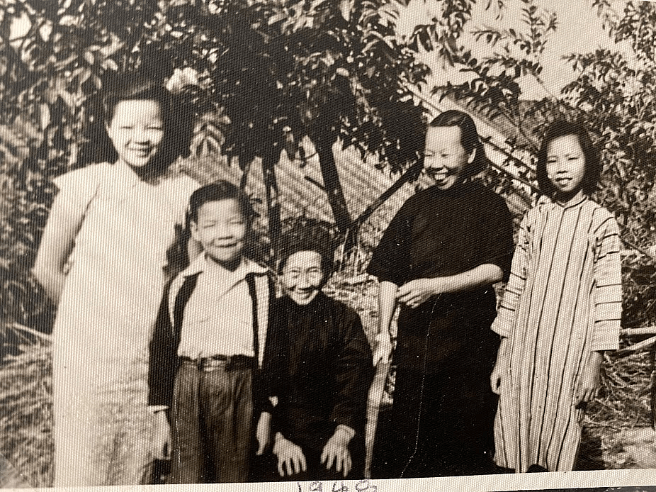 李洪森（左二）一家，1948年摄于台山。