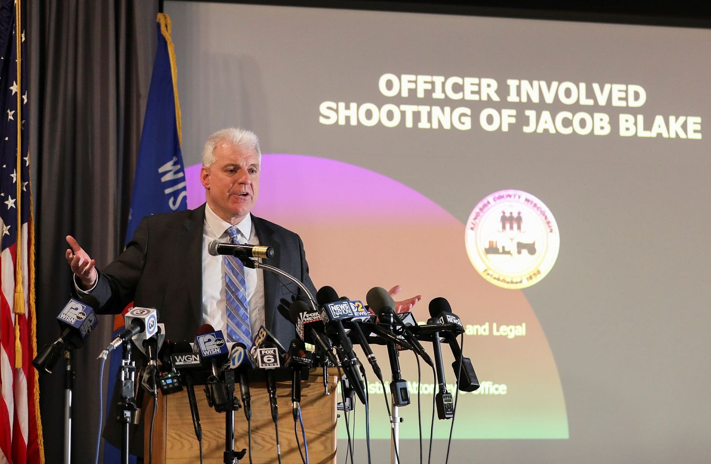 图为1月5日，基诺沙县地方检察官格雷夫利（Michael Graveley）记者会上宣布不起诉枪击Jacob Blake的警员的决定。（Reuters）