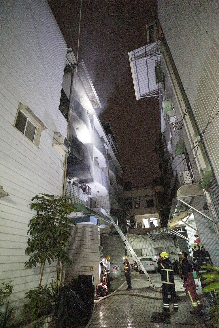 民宅火警二楼窜出火烟，火势熄灭后外墙焦黑一片。 侯昌腾摄