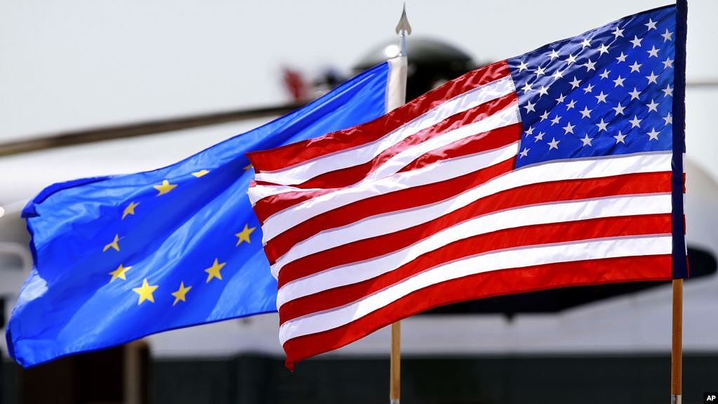 资料照：美国和欧盟的旗帜