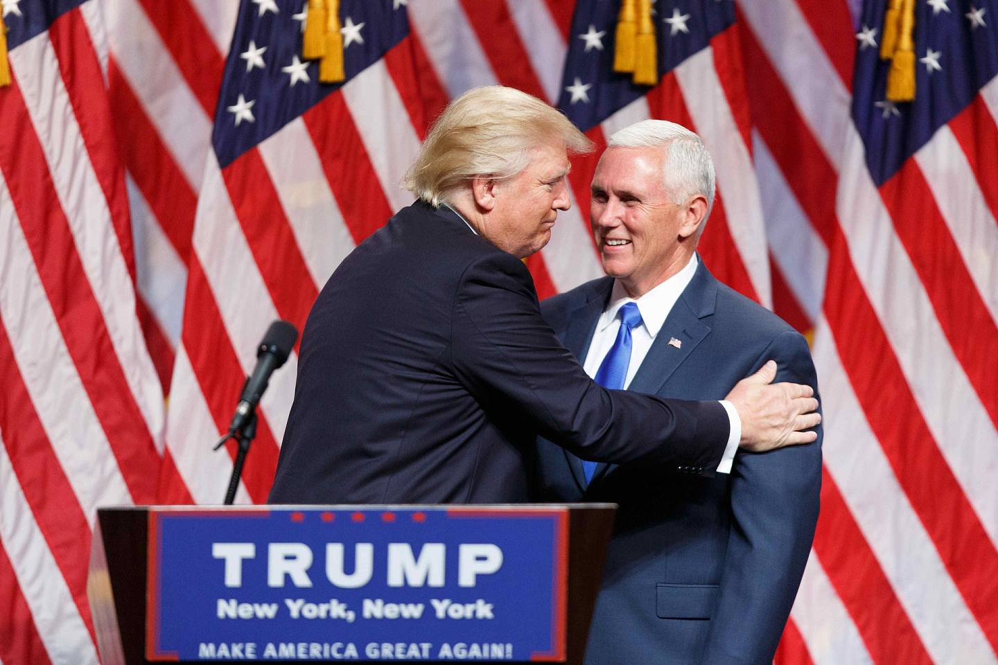 2016年7月16日，当时的共和党总统候选人特朗普（左）和竞选搭档彭斯（右）首次共同亮相并出席竞选活动。 （新华社）