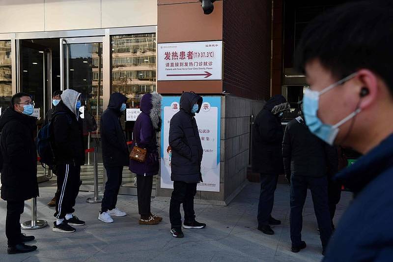 北京在1月5日发现1例确诊病例，大批人员到医院接受检测。 （法新社）