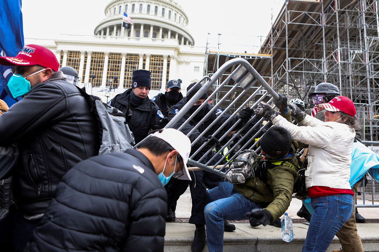 1月6日，示威者在美国国会大楼前示威暴乱。（Reuters）