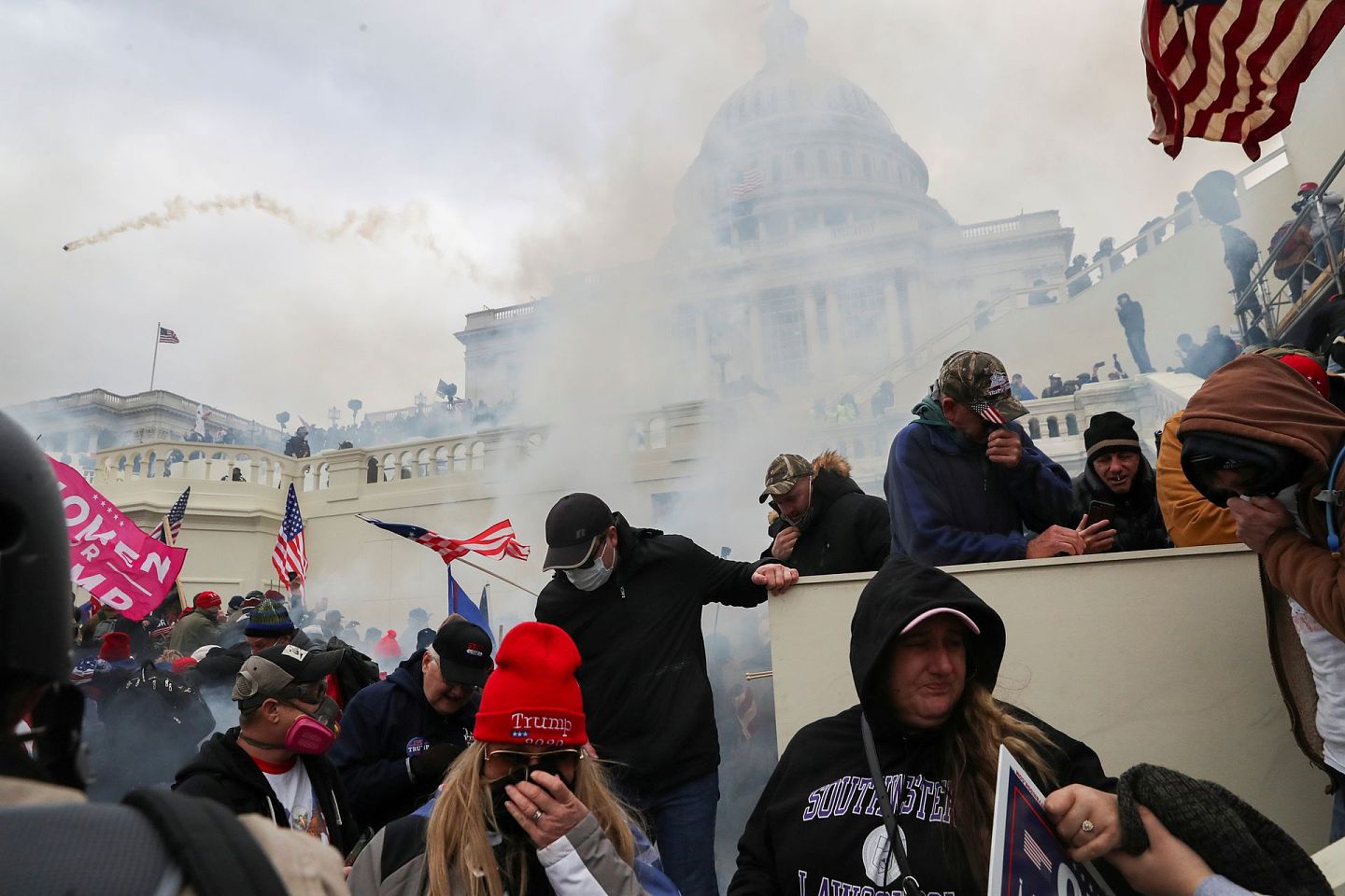 1月6日，示威者在国会大楼前暴乱狂欢，称要阻止国会认证拜登胜选美国总统。（Reuters）