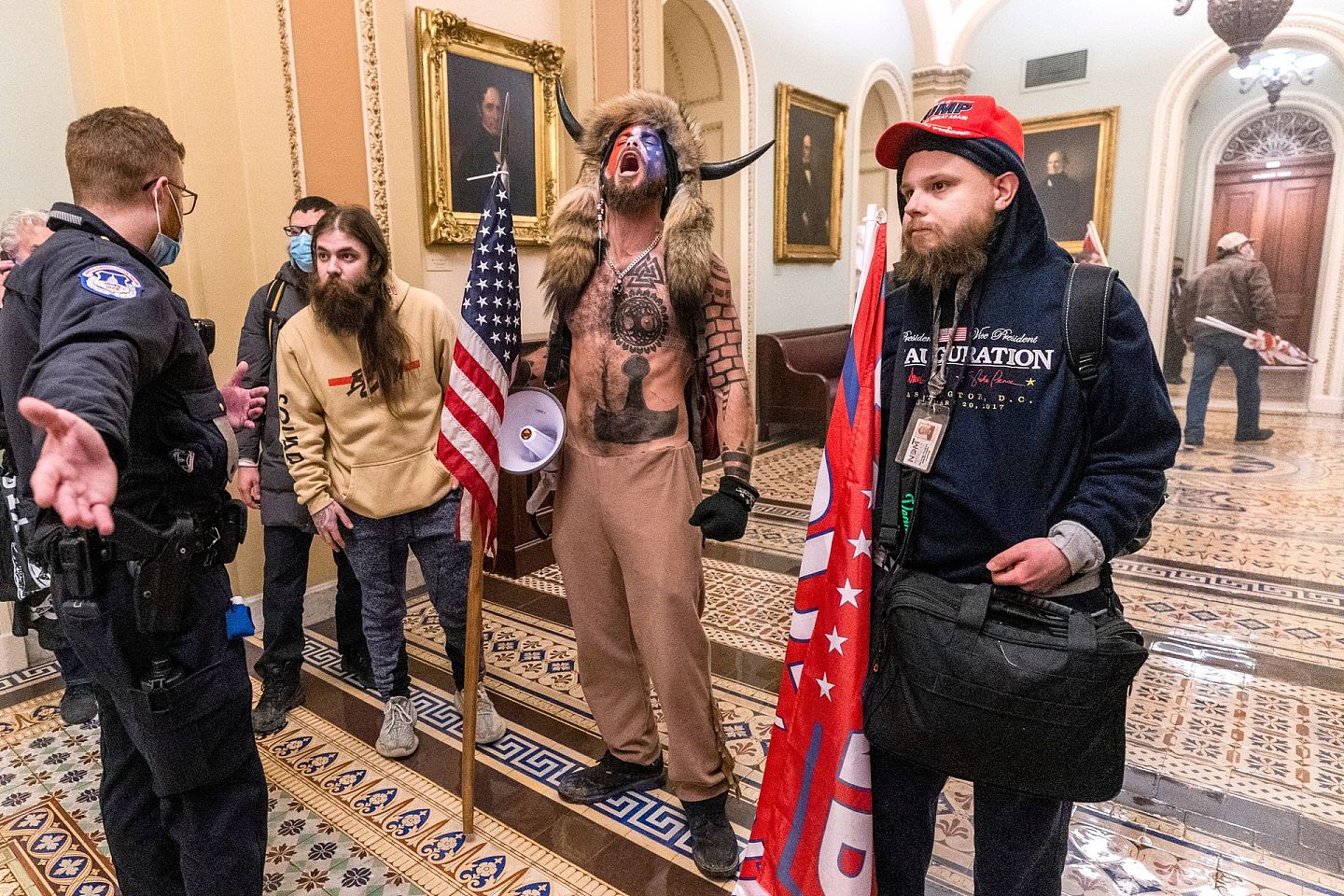 2021年1月6日，特朗普的支持者在华盛顿国会大厦内的参议院大厅外遭遇国会警察。（AP）