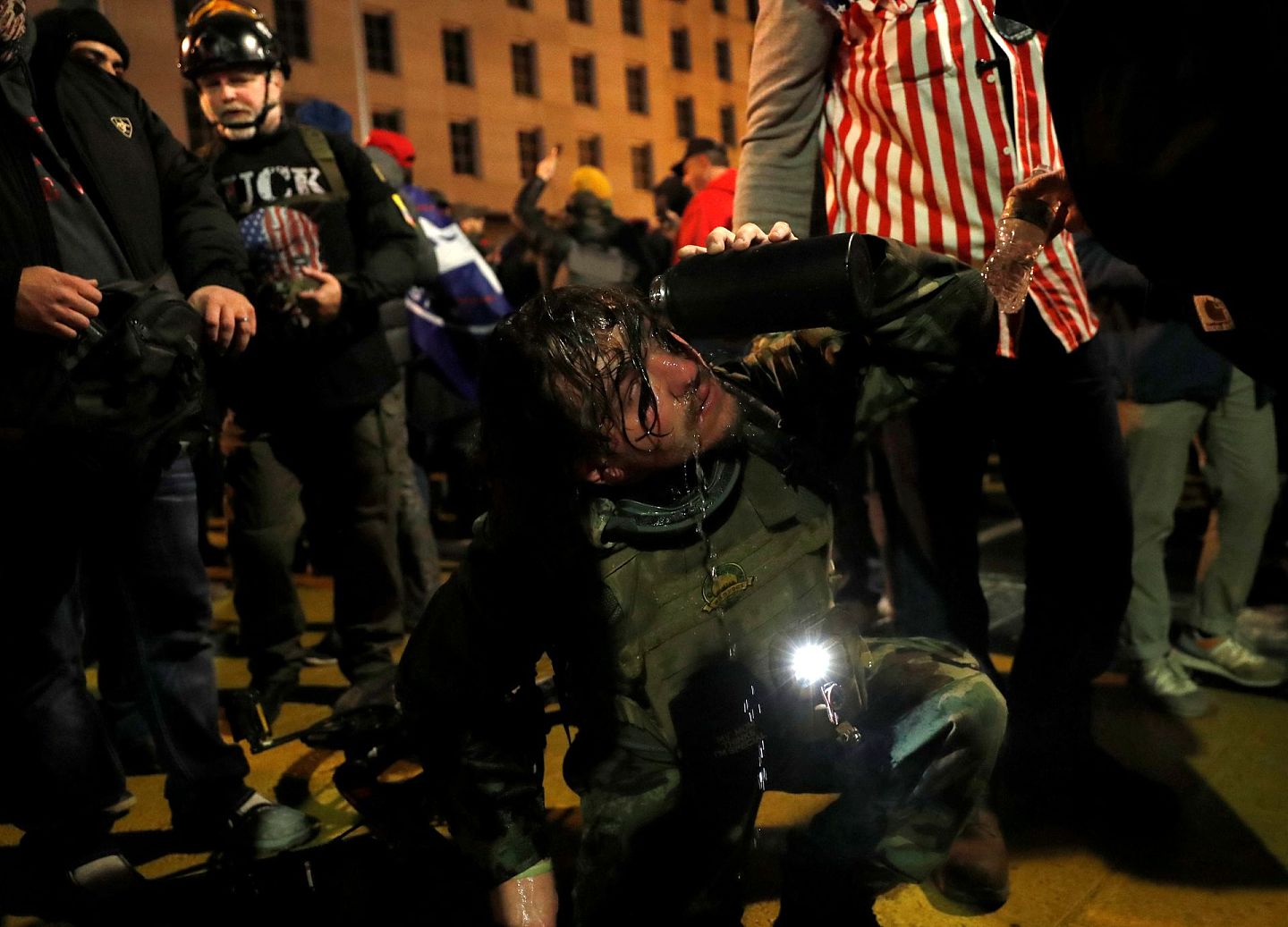 2021年1月5日，美国华盛顿举行抗议活动，一名特朗普的支持者被警察催泪瓦斯驱散。（Reuters）