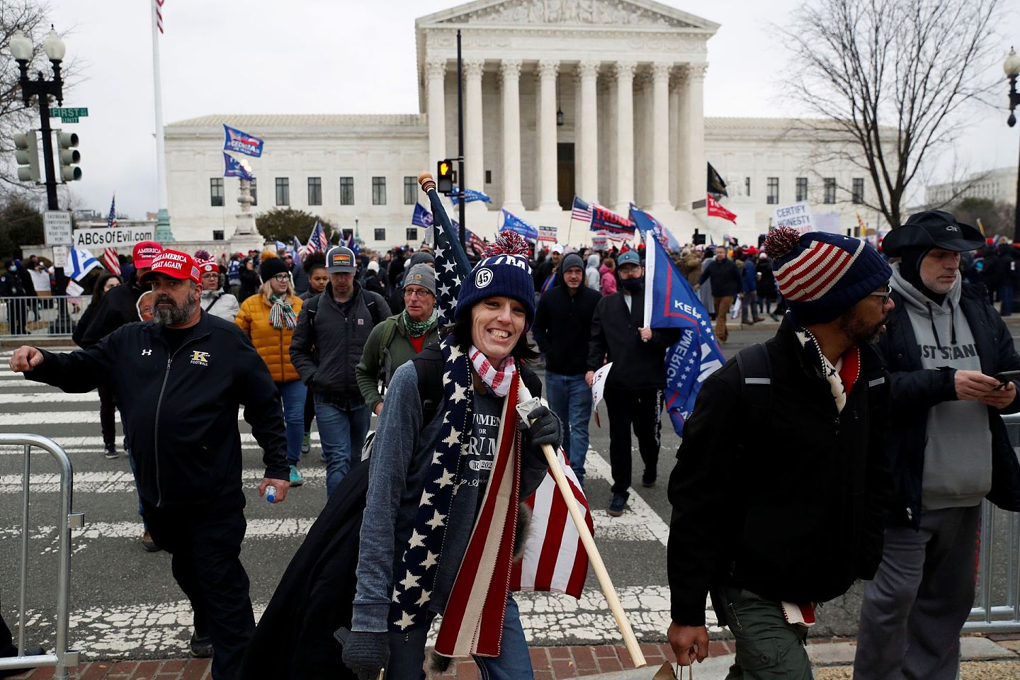 2021年1月5日，在美国国会对2020年11月的大选结果进行认证之前，美国总统特朗普的支持者在最高法院前举行抗议活动。（Reuters）