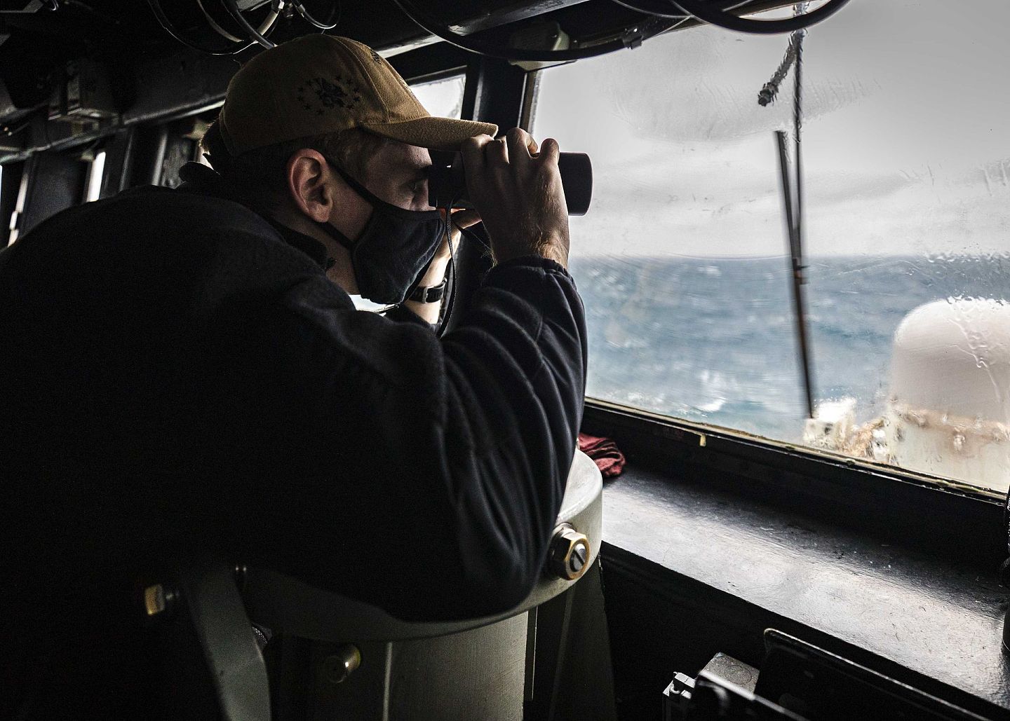 “麦凯恩”号的一名船员在观察海面状况，防止意外发生。（美国第七舰队官网）