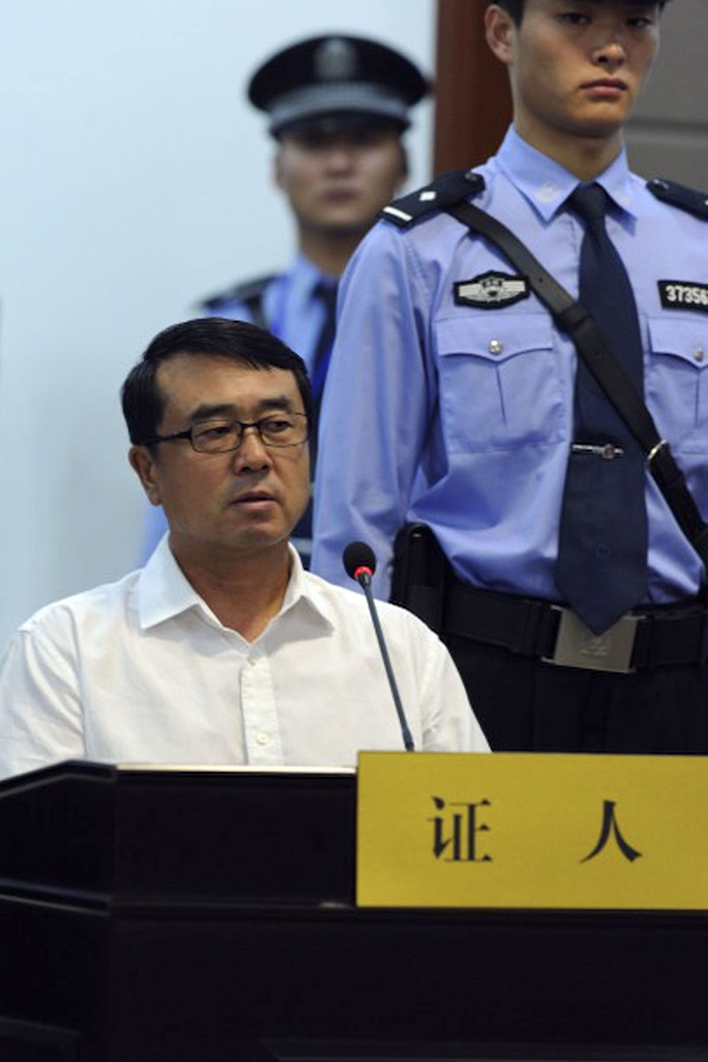 2013年8月24日，山东济南中级人民法院审判薄熙来案进入第三天。图为原重庆市公安局长王立军在法庭上作证。（Reuters）