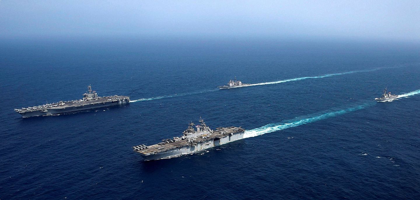 2019年5月19日，美国“林肯”号（USS Abraham Lincoln）航母与“基萨奇山”号（USS Kearsarge）两栖攻击舰编队在波斯湾入口水域会合后，率领六国联军舰队对阿拉伯海、霍尔木兹海峡海域巡逻。（Reuters）