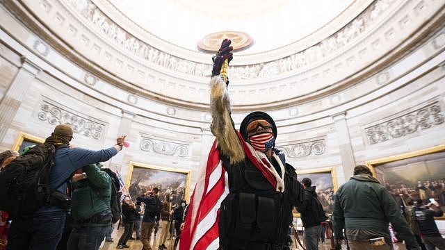 2021年1月6日，支持特朗普的抗议者冲进美国华盛顿特区的美国国会大厦。