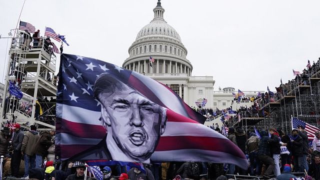 2021年1月6日，支持特朗普的抗议者冲进美国华盛顿特区的美国国会大厦。