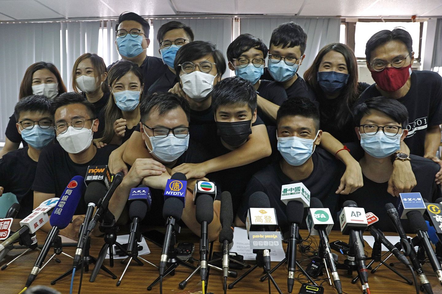 2020年7月15日，从非官方民主派初选中选出的民主派活动人士在香港出席新闻发布会。民主派初选中年轻人士和本土候选人占据了主导地位。尽管当时有警告称，选举可能违反“港版国安法”，但仍有数十万人参加了投票。（AP）