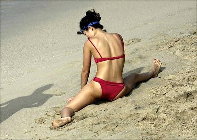 2009年，章子怡与洋男友海边嬉戏，留下的81张照片成为其一生之痛（组图） - 10