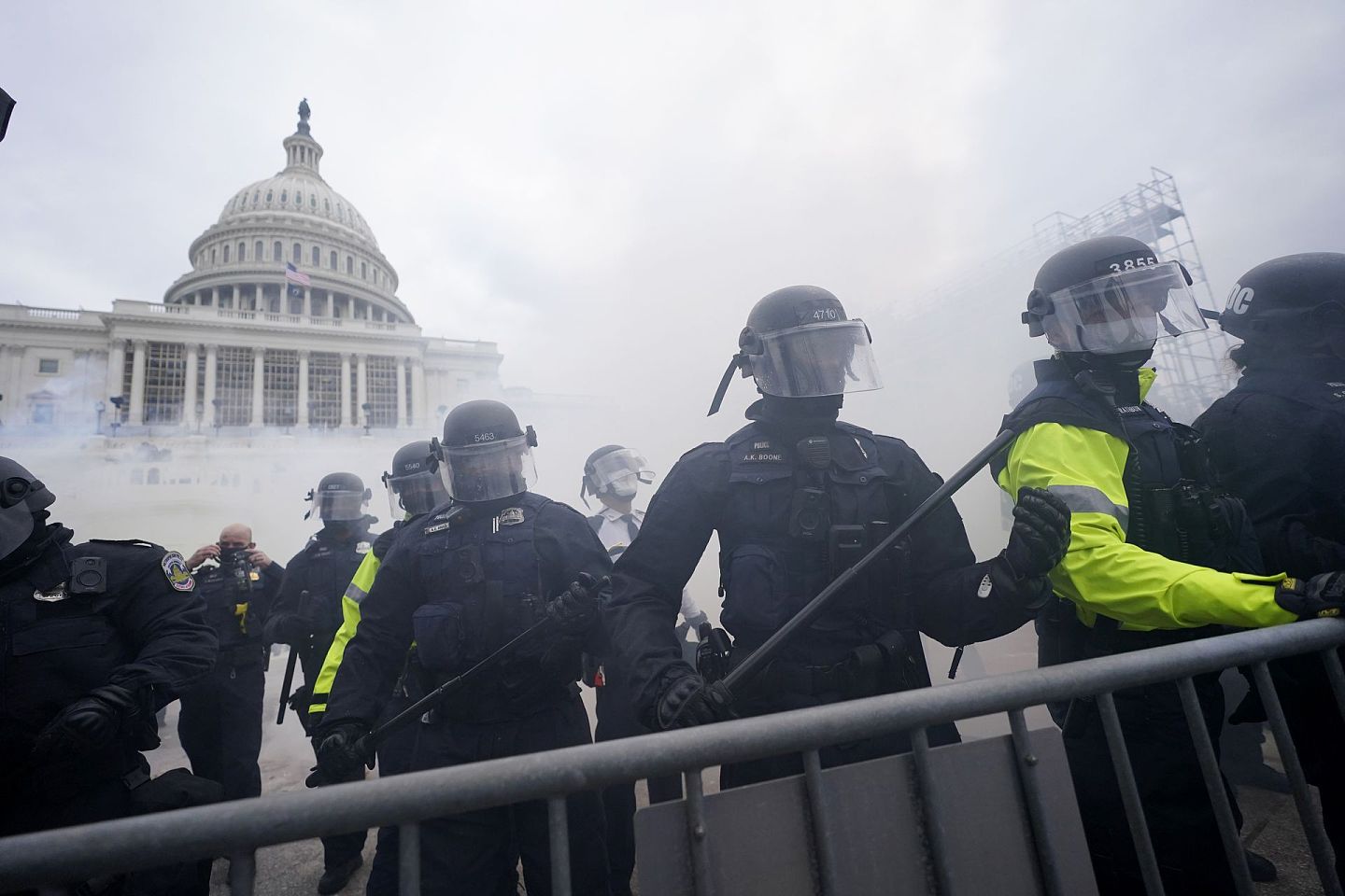 图为2021年1月6日，美国警方阻止总统特朗普的支持者闯进国会。（AP）