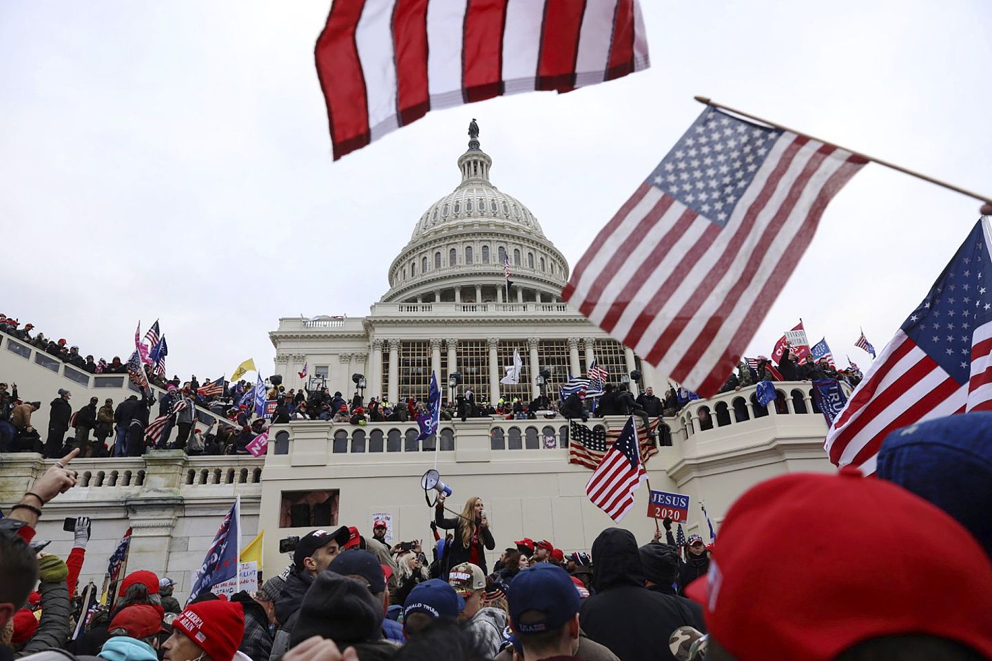 2021年1月6日，特朗普的支持者聚集在华盛顿国会山外。（AP）