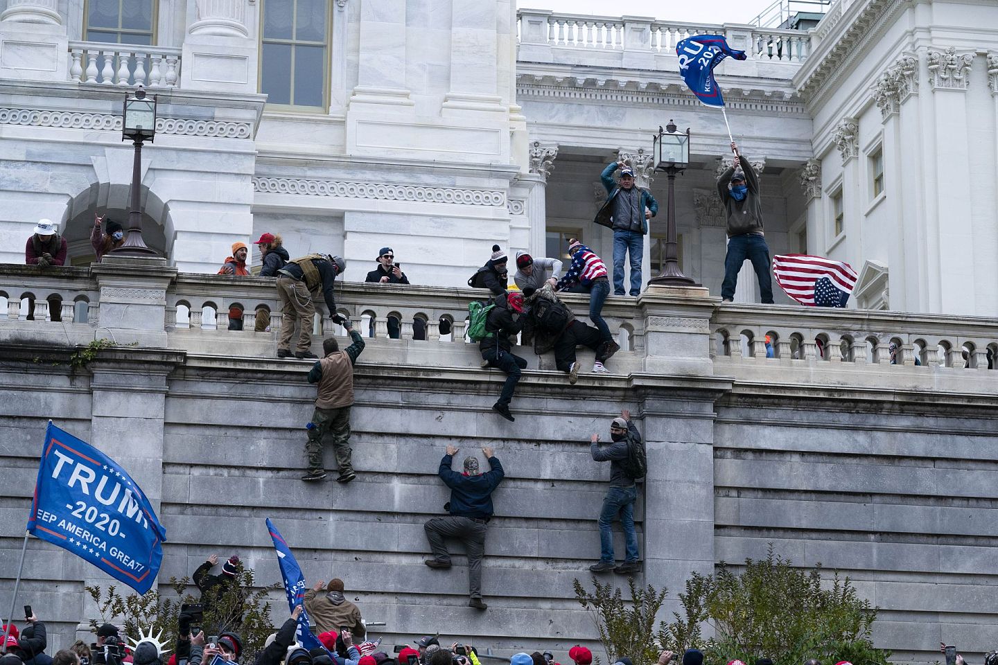 2021年1月6日，特朗普的支持者在华盛顿举行抗议，爬上美国国会大厦西墙。（AP）