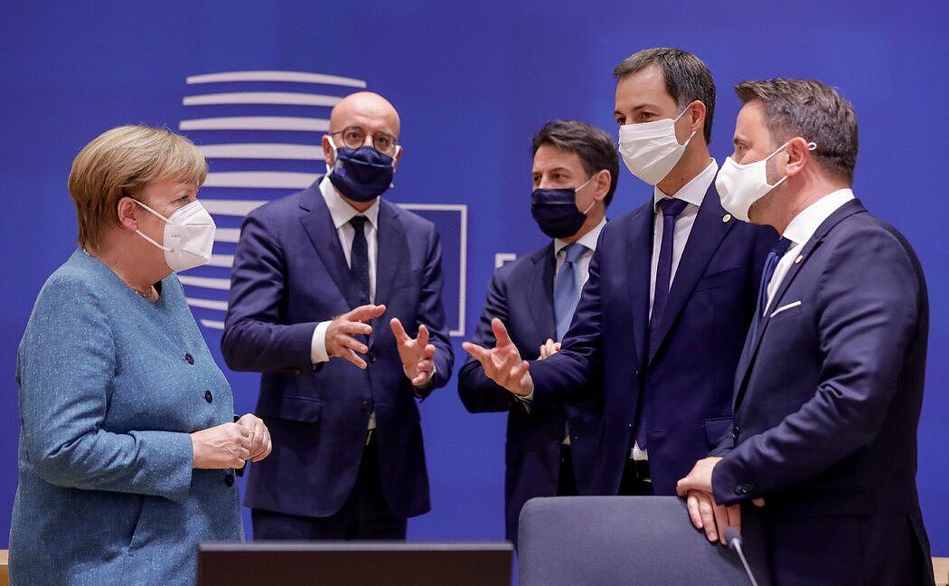 10月，德国总理安格拉·默克尔（左）与其他欧洲领导人合影。与中国达成协议一直是她的首要任务。