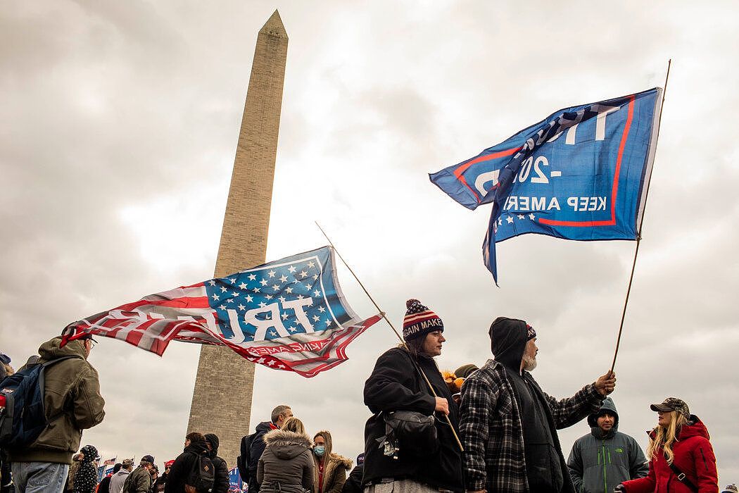 特朗普总统的支持者在华盛顿纪念碑前。