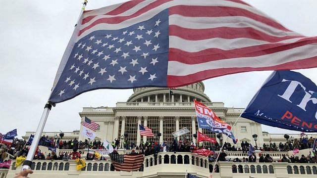 支持特朗普的抗议者闯入国会大厦（Credit: Reuters）