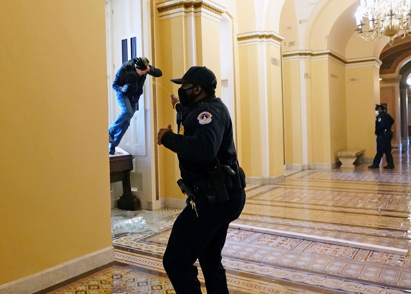 2021年1月6日，一名警察对试图闯入国会大厦的示威者喷洒胡椒喷雾。（Reuters）
