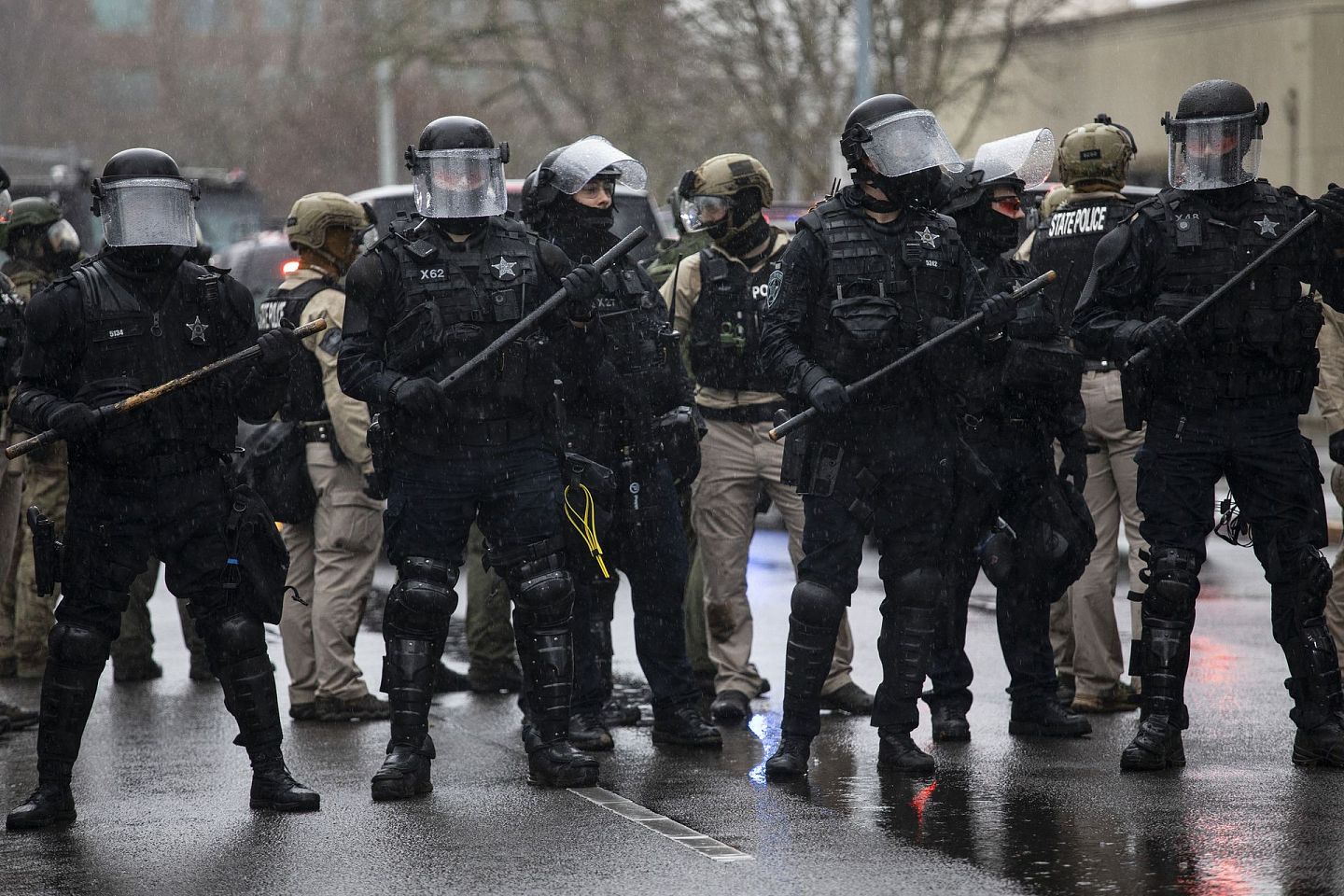 2021年1月6日，美国警察在国会大厦外进行警戒。（AP）