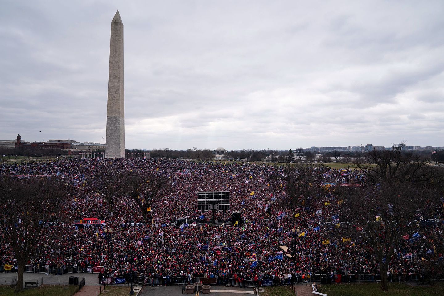 2021年1月6日，在华盛顿举行的一场抗议拜登当选总统的集会上，支持者们正在听特朗普发表讲话。（AP）