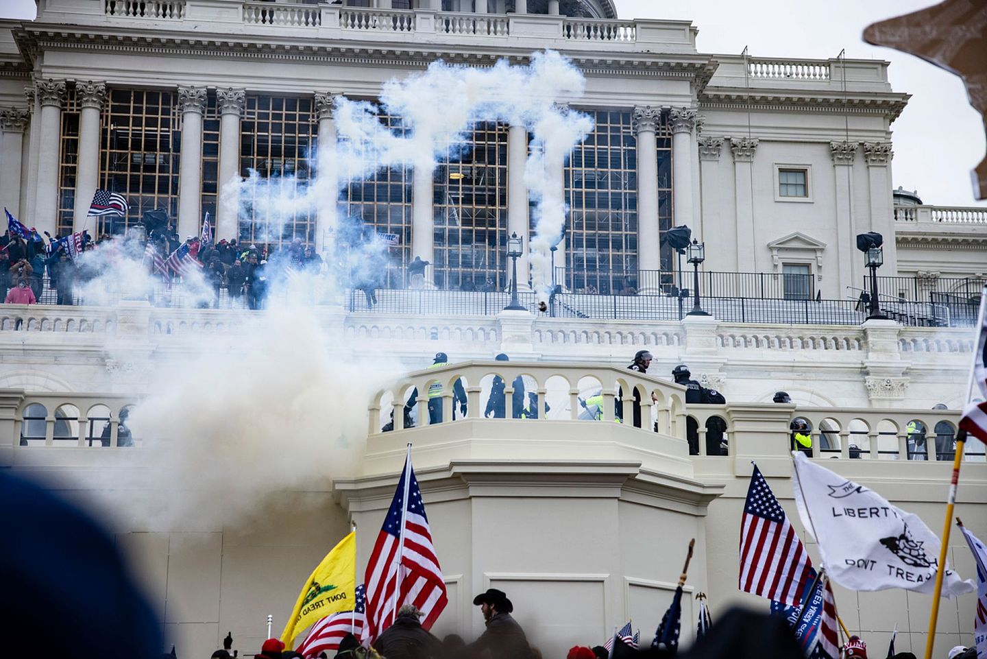 2021年1月6日，警方发射催泪弹，驱散国会大楼外的特朗普支持者。（Getty）