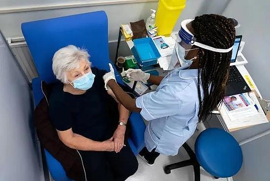 12月初，英国开始注射第一批经过完全测试的新冠疫苗。| Dan Charity/AFP/Getty