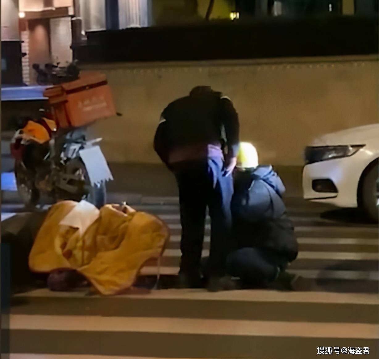 中国一路虎车主酒驾，狂扇被撞女外卖员，路人看不下去一脚踹飞（视频/组图） - 4