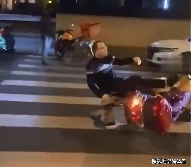 中国一路虎车主酒驾，狂扇被撞女外卖员，路人看不下去一脚踹飞（视频/组图） - 7