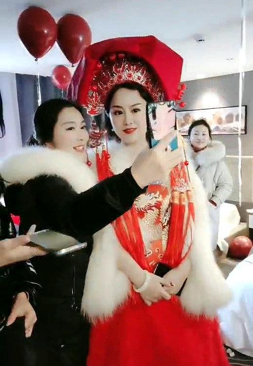 中国81岁轮椅老人迎娶年轻新娘引全网轰动！新娘海量美艳照曝光，这个老爷子真是太有福气了（视频/组图） - 9