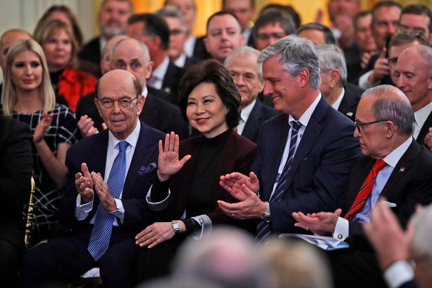 2020年1月15日，中美第一阶段贸易协议在美国华盛顿白宫东厅举行签署仪式，赵小兰（中）出席。（AP）